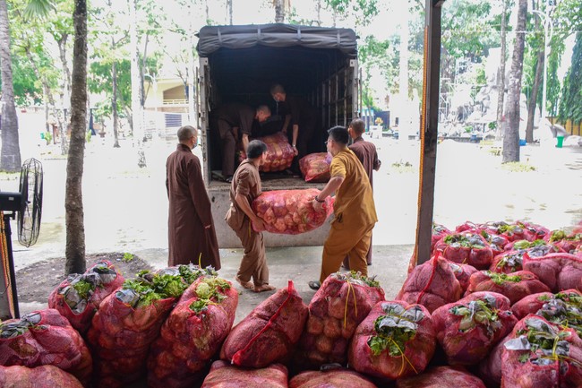 Continuing to support people in need in the Covid-19 pandemic of Hoang Phap Pagoda (series 4)